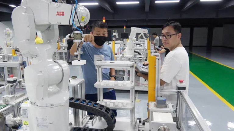 兩個月掌握工業機器人操作，設計城助力北滘培育智造人才！